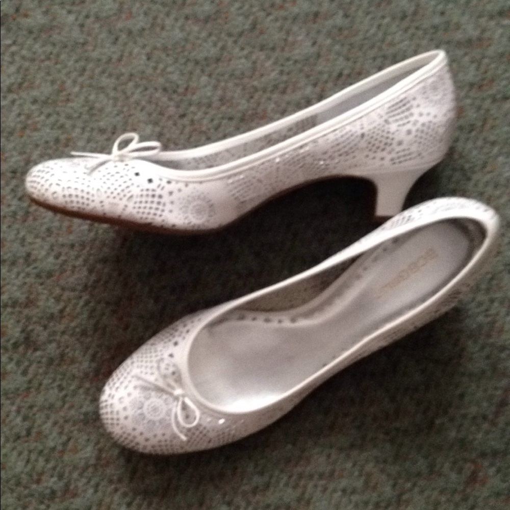 BCBG girls white lace design leather shoes Sz 11 - Picture 7 of 8